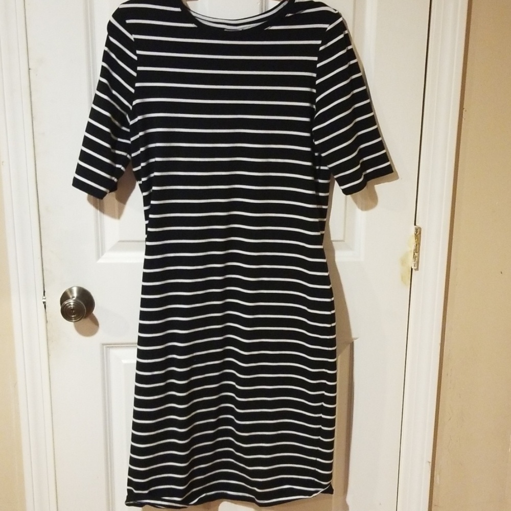 🍭Black & White Striped a new day 1/4 Sleeve Dress Form Fitting Like New Size M